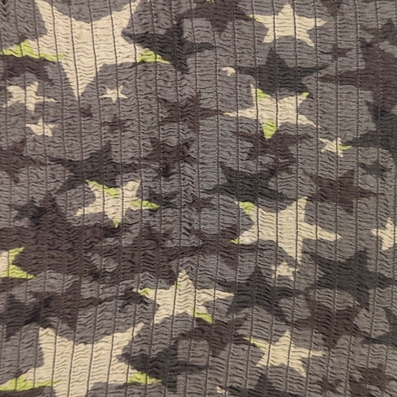 🚨3/$15 Star Print Camo Crop Top - Picture 4 of 6